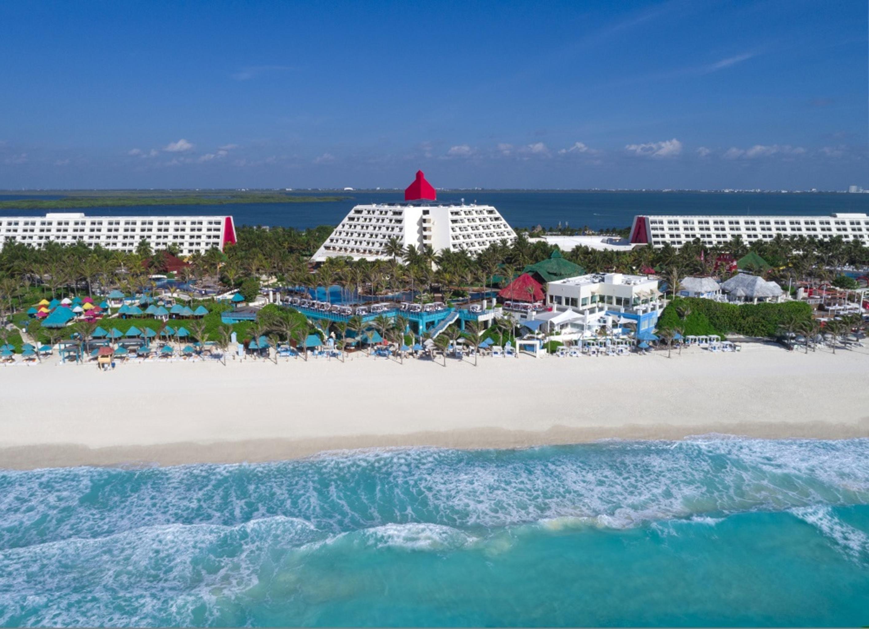 The Pyramid Cancun By Oasis Exterior foto Aerial view of the resort