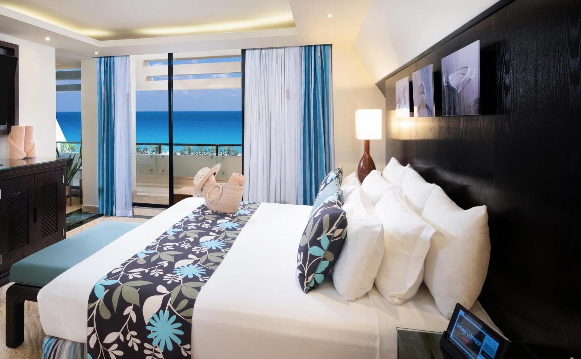 The Pyramid Cancun By Oasis Exterior foto A bedroom at the hotel