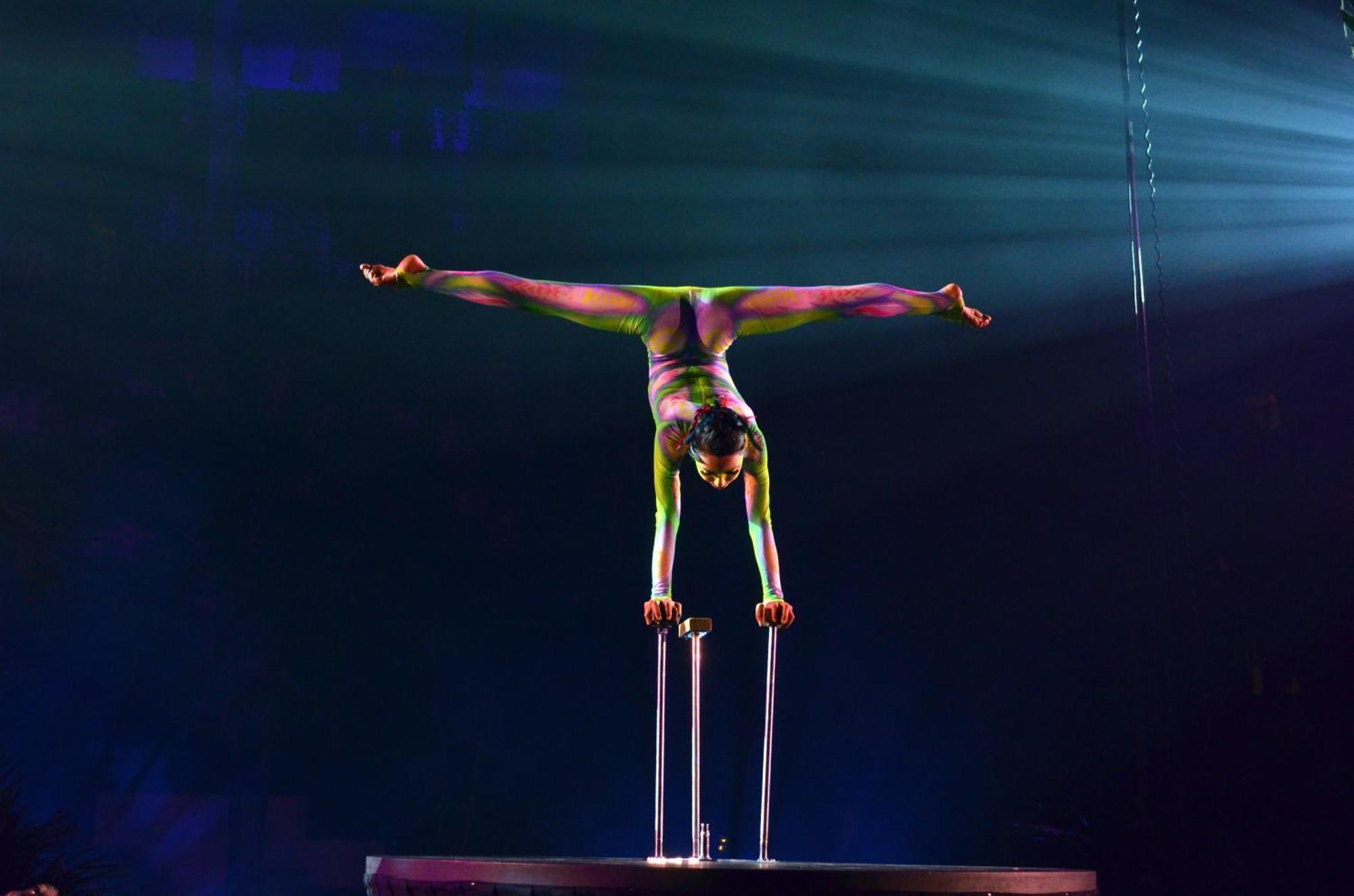 The Pyramid Cancun By Oasis Exterior foto A contortionist