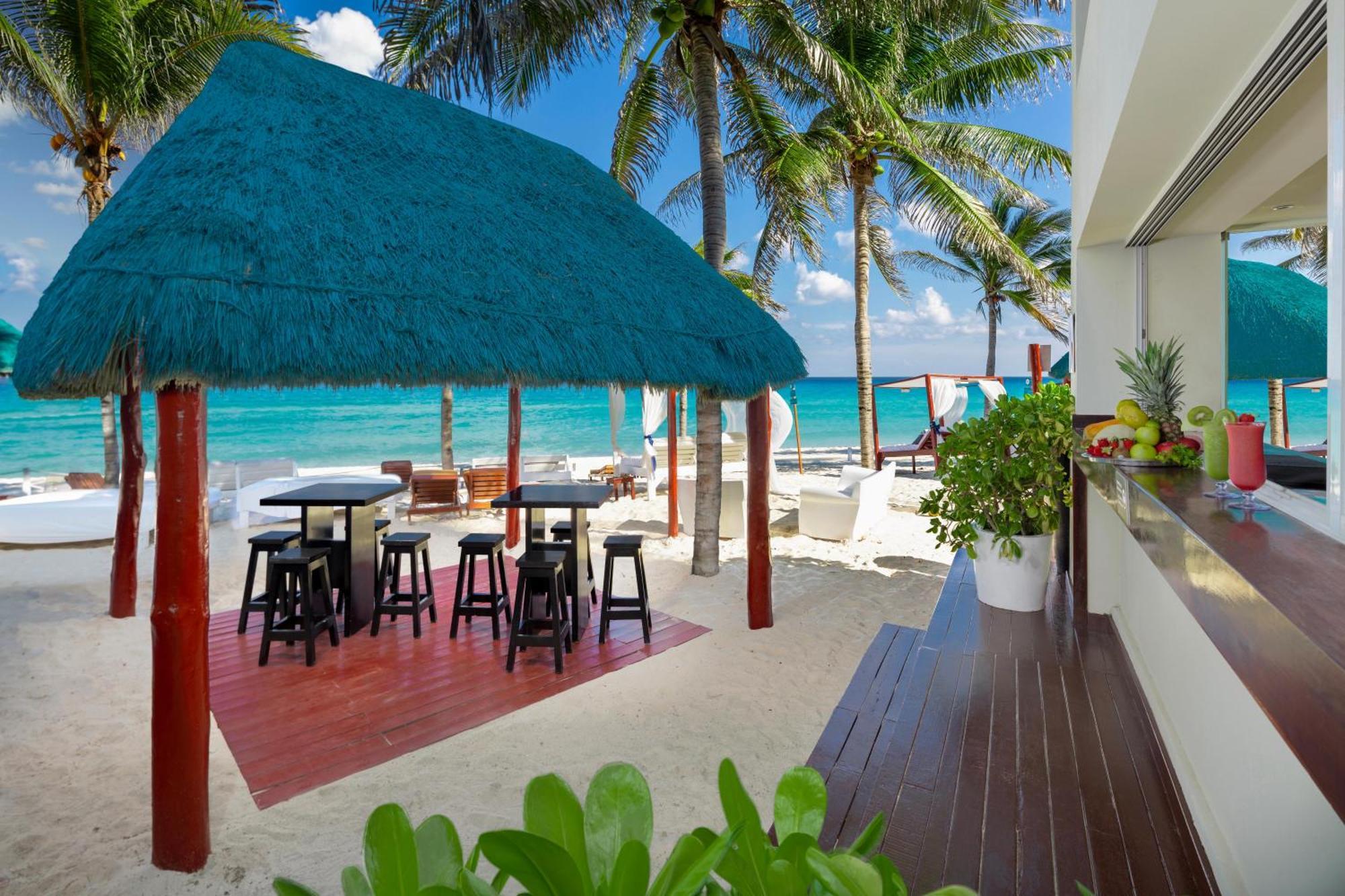 The Pyramid Cancun By Oasis Exterior foto Beach bar at the Grand Palladium Hotel, Playa del Carmen, Mexico