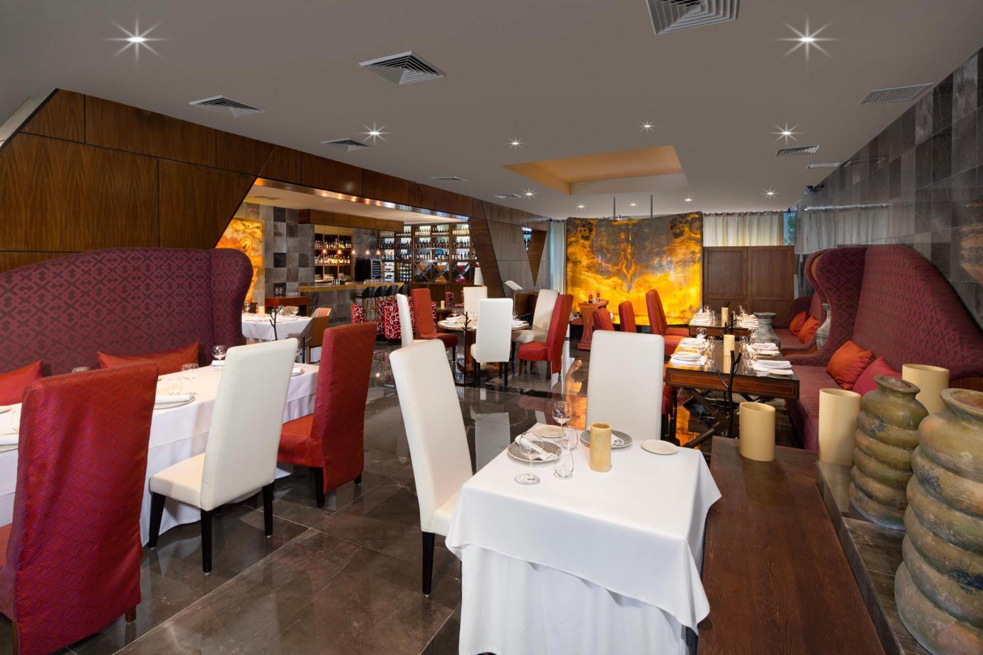 The Pyramid Cancun By Oasis Exterior foto Interior of the restaurant