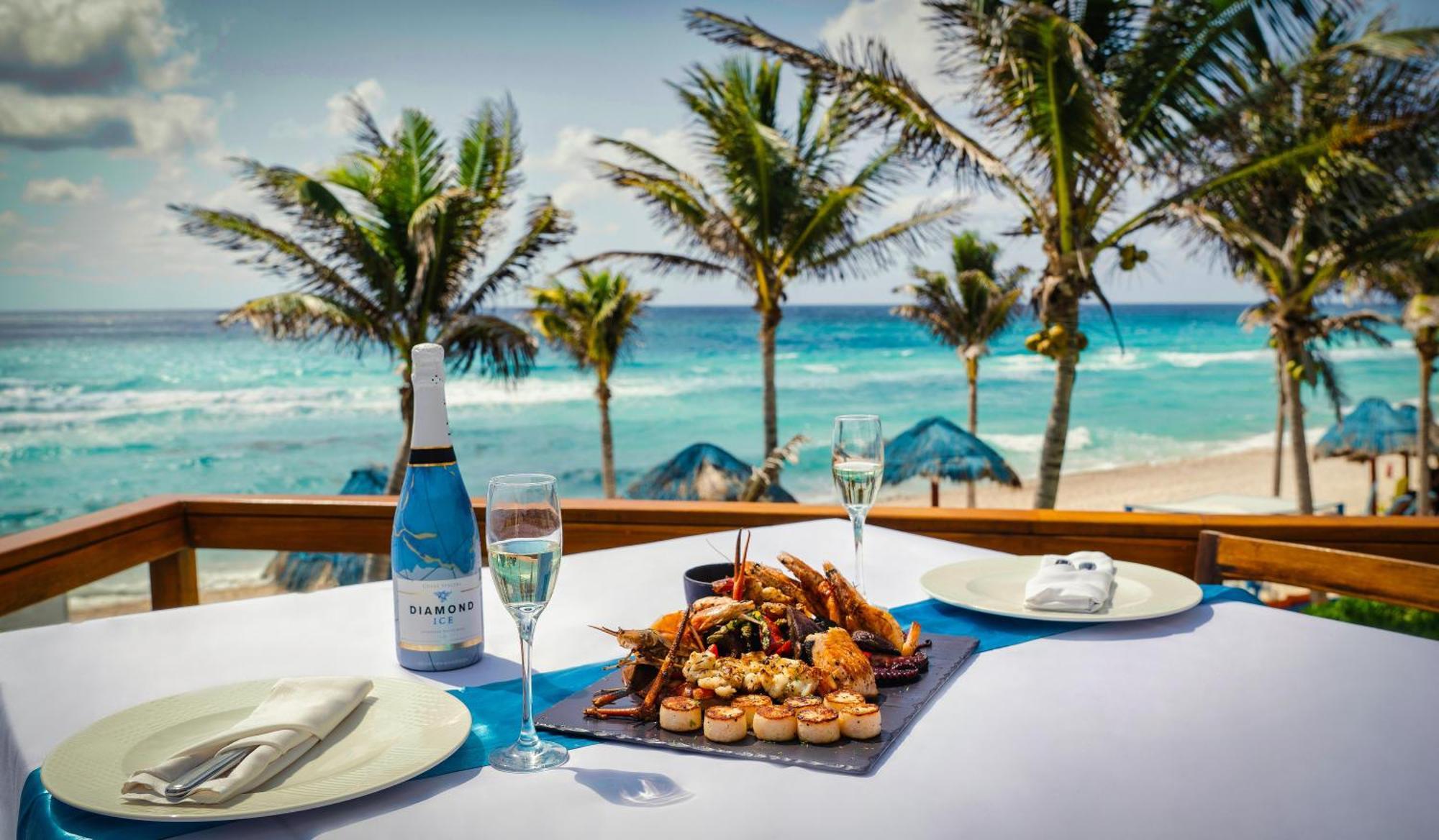 The Pyramid Cancun By Oasis Exterior foto Beachfront dining at the Hilton