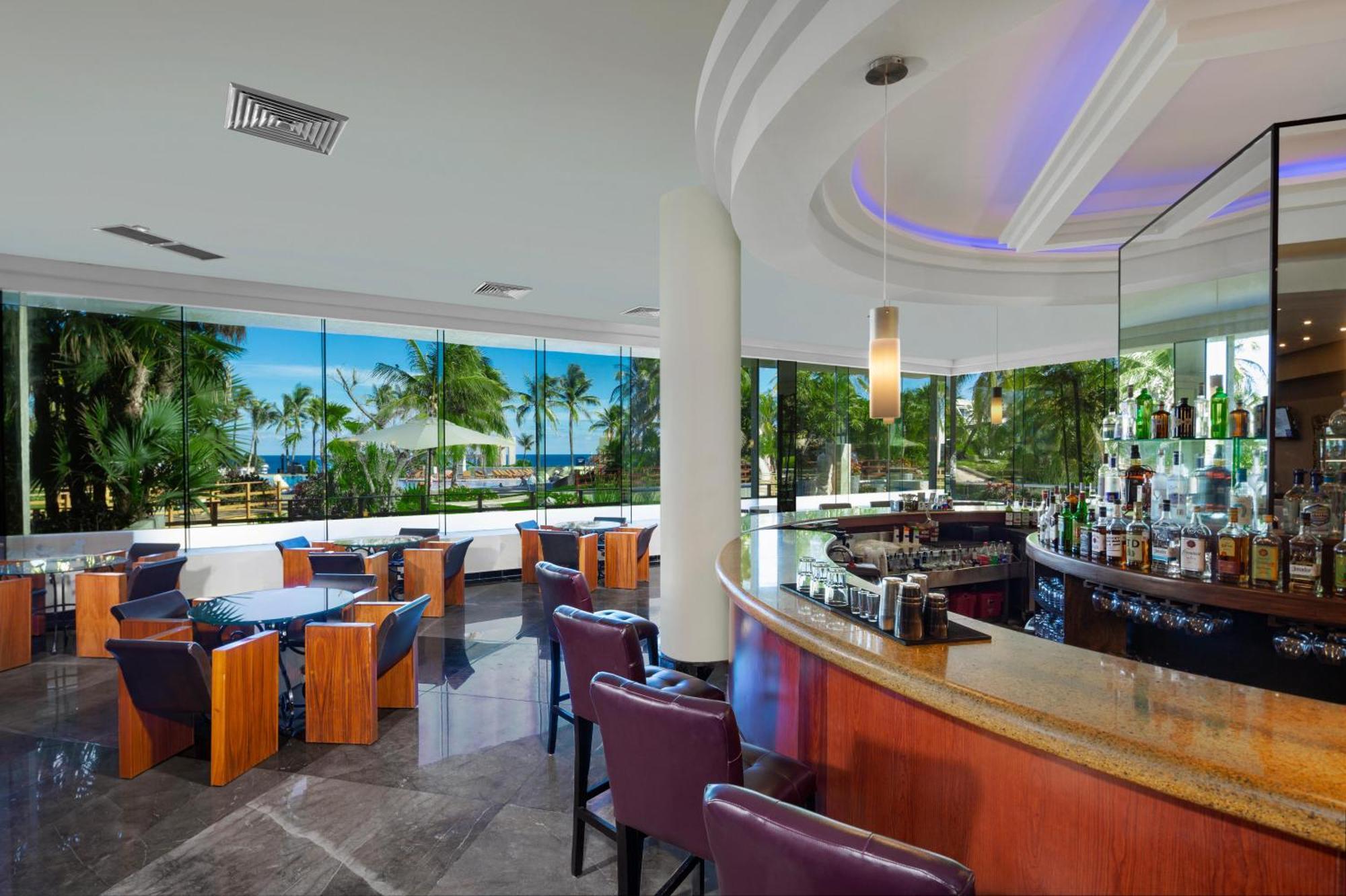 The Pyramid Cancun By Oasis Exterior foto The bar at the lobby