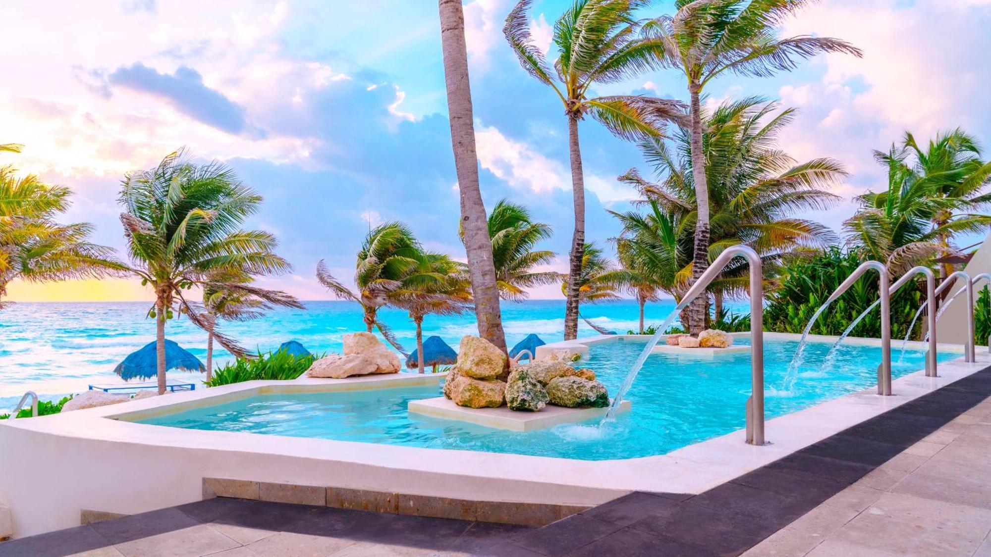 The Pyramid Cancun By Oasis Exterior foto Infinity pool at the beach