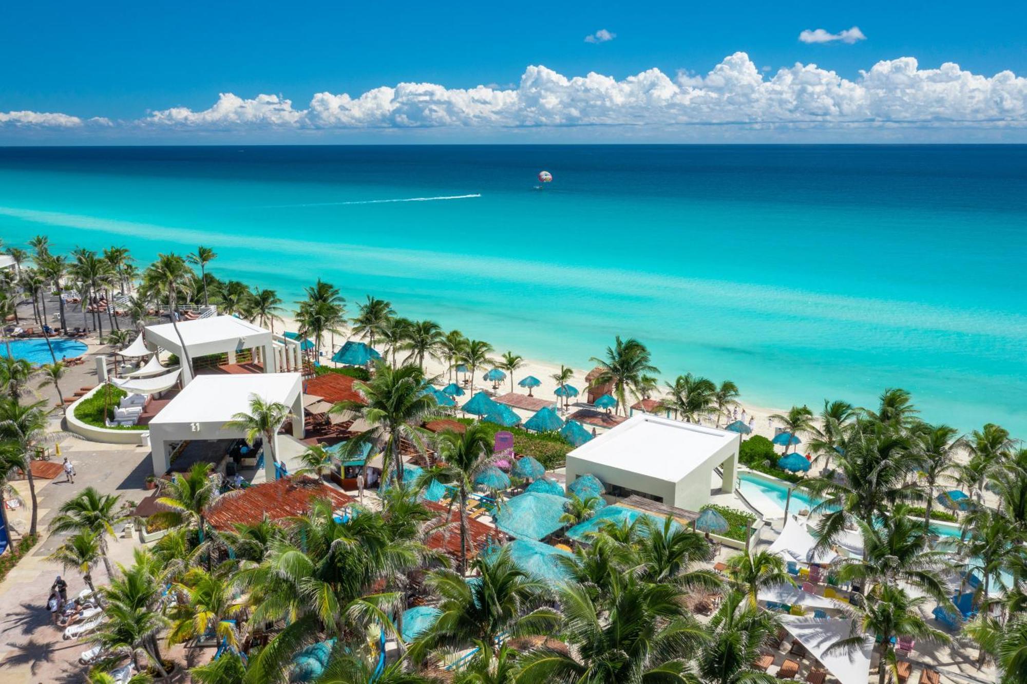 The Pyramid Cancun By Oasis Exterior foto Aerial view of the resort