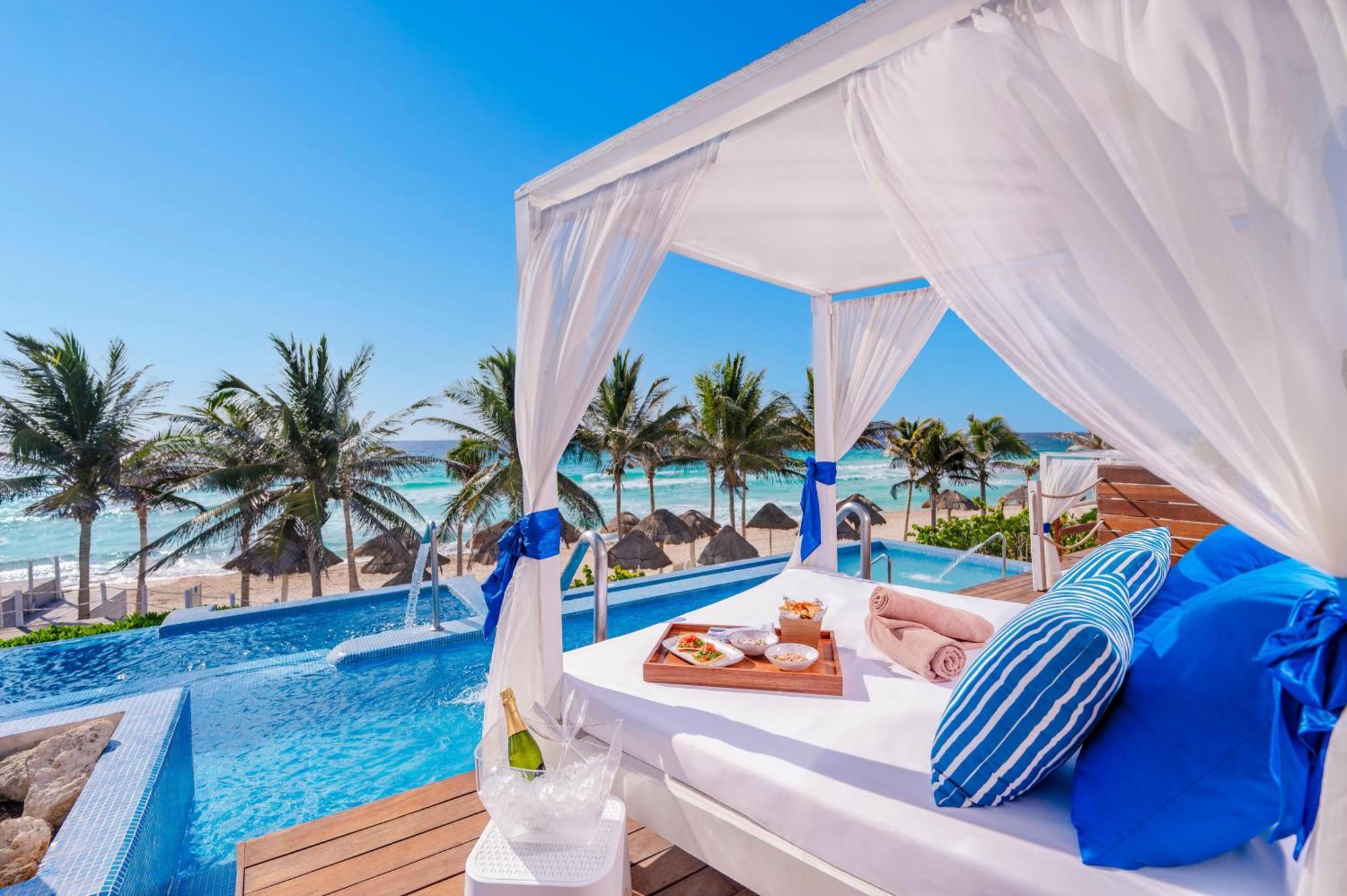 The Pyramid Cancun By Oasis Exterior foto A pool at the Grand Palladium Hotel
