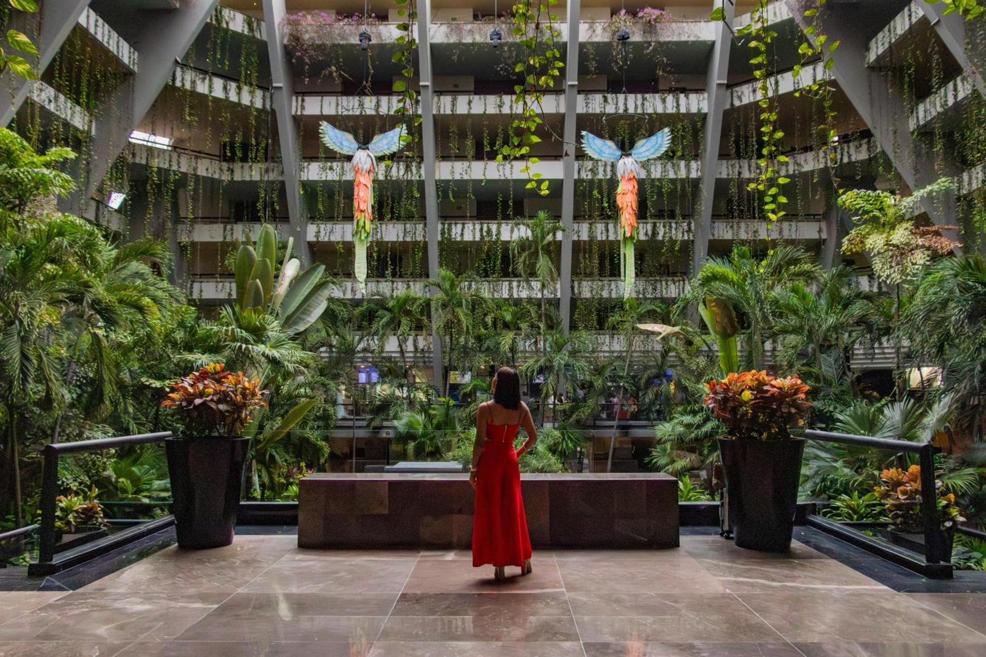 The Pyramid Cancun By Oasis Exterior foto The interior of the hotel