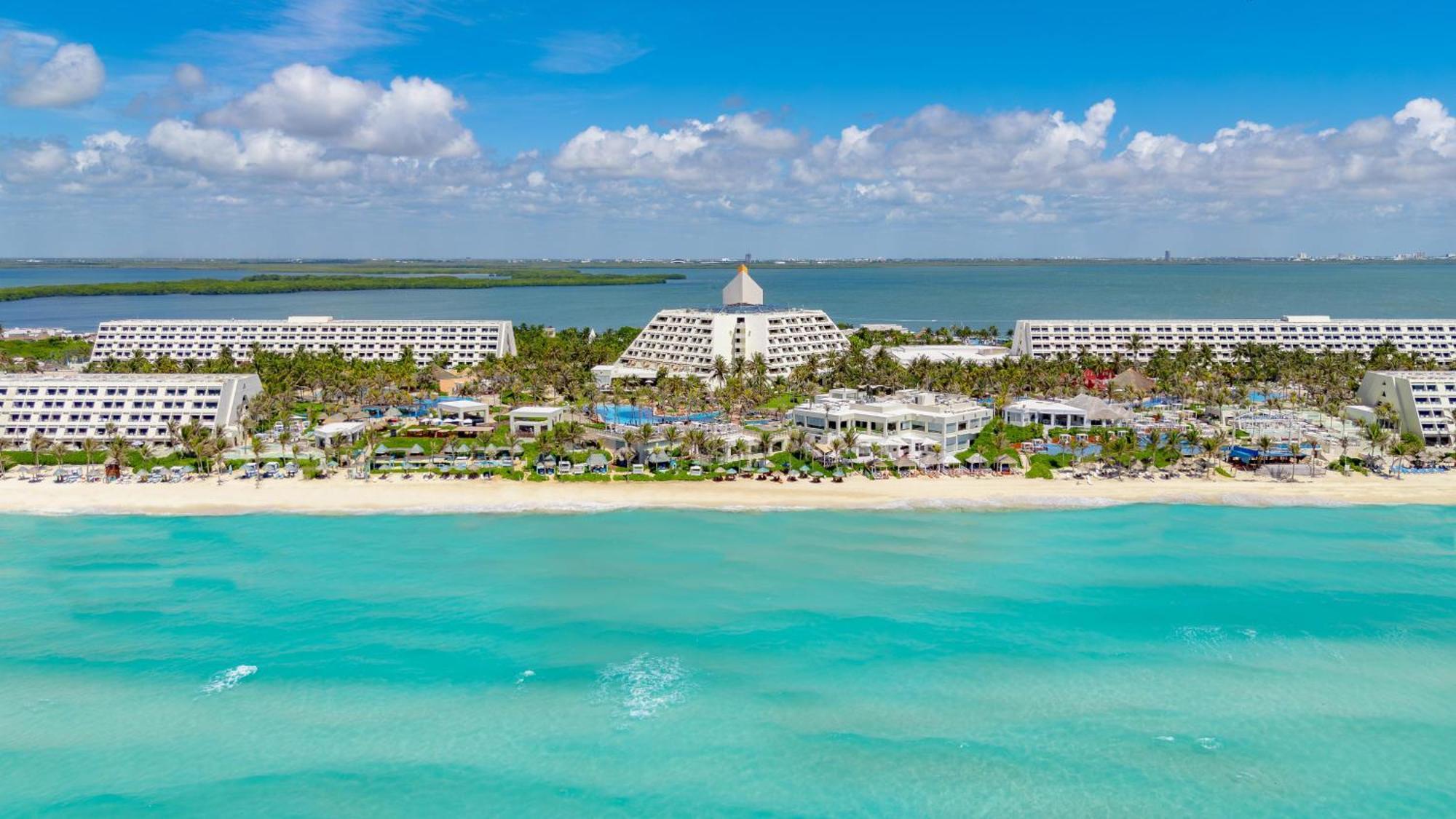 The Pyramid Cancun By Oasis Exterior foto Aerial view of the resort
